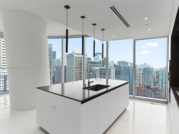 300 Biscayne Blvd Way 4007, Miami FL 33130