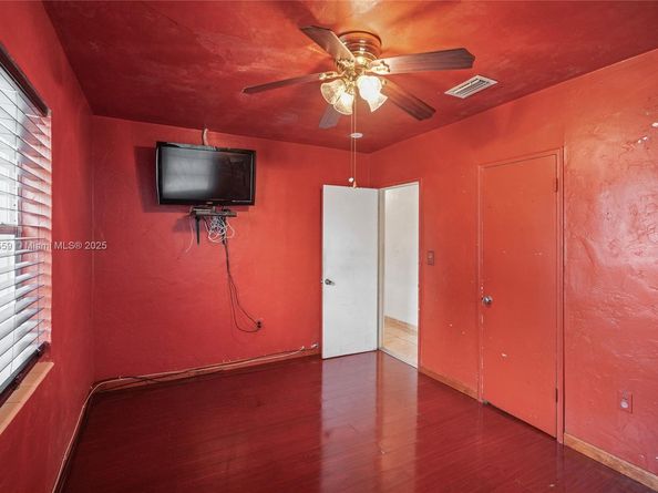 1025 Curtiss Dr, Opa-Locka FL 33054