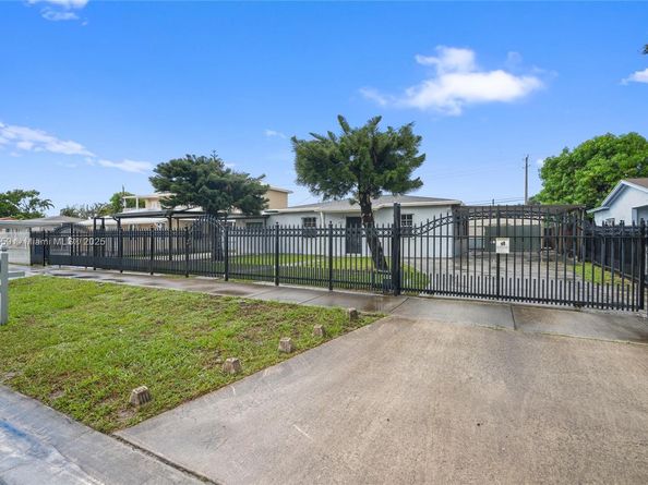 1025 Curtiss Dr, Opa-Locka FL 33054