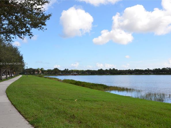 425 Pumpkin Dr, Palm Beach Gardens FL 33410