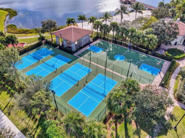 425 Pumpkin Dr, Palm Beach Gardens FL 33410