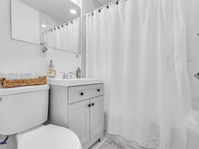 5041 SW 11th St, Plantation FL 33317