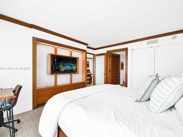 6801 Collins Ave 811 (door 810), Miami Beach FL 33141