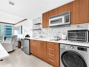 6801 Collins Ave 811 (door 810), Miami Beach FL 33141