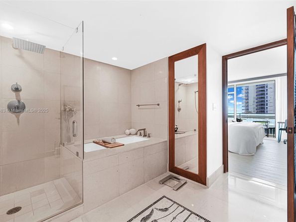 6801 Collins Ave 811 (door 810), Miami Beach FL 33141