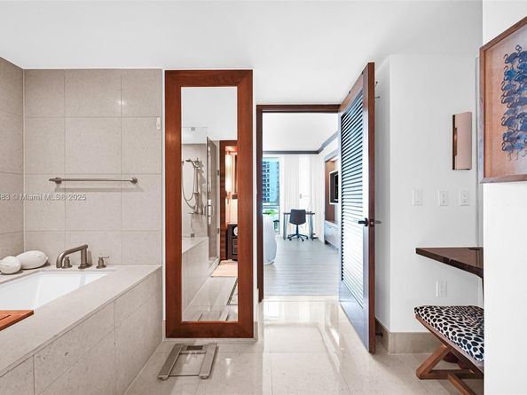 6801 Collins Ave 811 (door 810), Miami Beach FL 33141