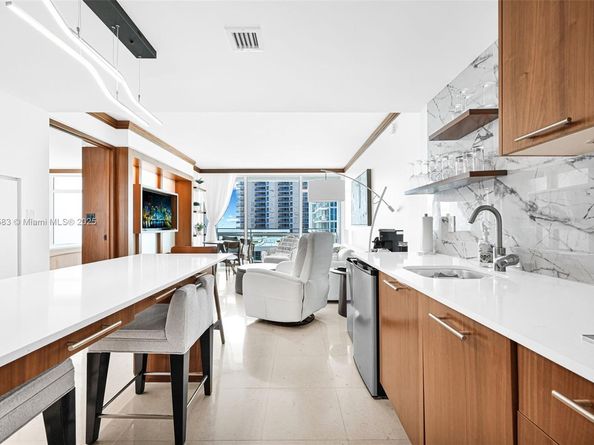 6801 Collins Ave 811 (door 810), Miami Beach FL 33141
