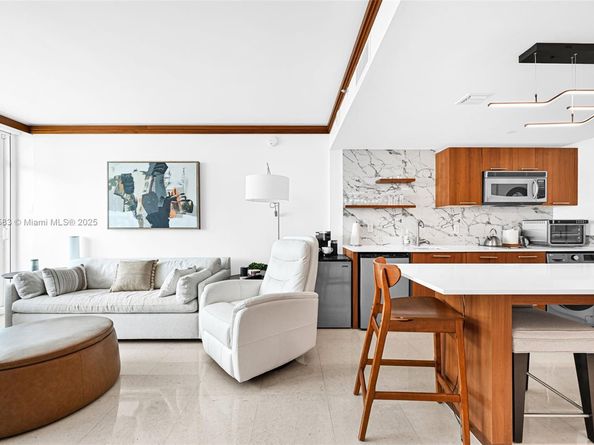 6801 Collins Ave 811 (door 810), Miami Beach FL 33141