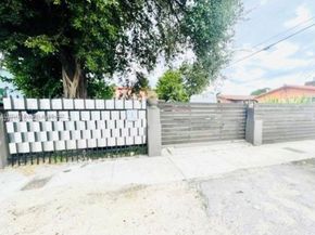 2215 NW 33rd St, Miami FL 33142