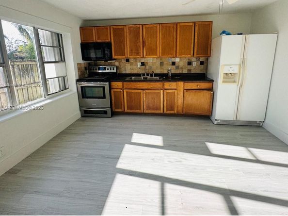 2215 NW 33rd St, Miami FL 33142