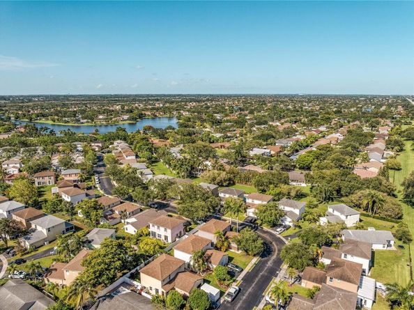 20709 NW 1st St, Pembroke Pines FL 33029