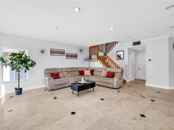 20709 NW 1st St, Pembroke Pines FL 33029