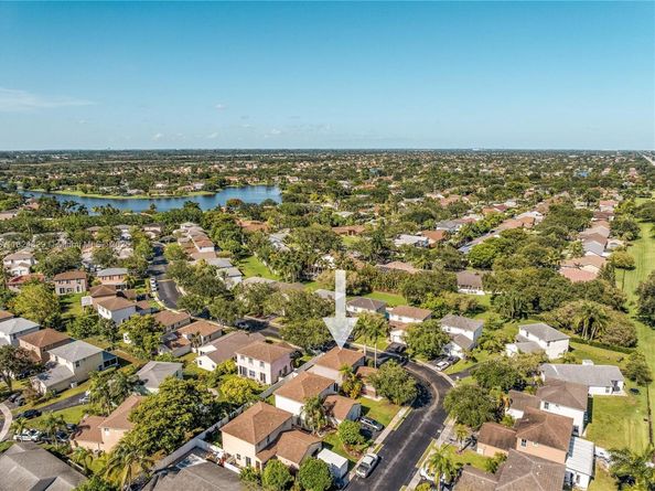 20709 NW 1st St, Pembroke Pines FL 33029