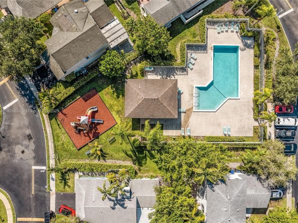 20709 NW 1st St, Pembroke Pines FL 33029