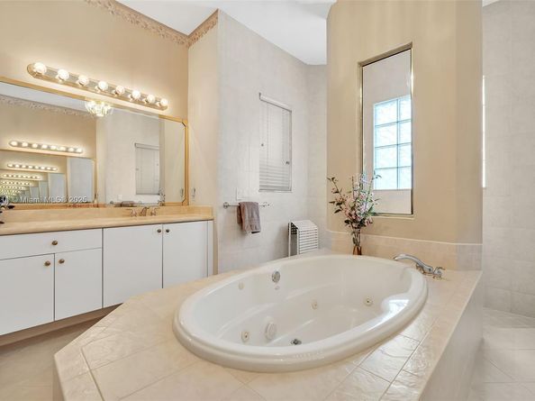 4123 W Lake Estates Dr, Davie FL 33328