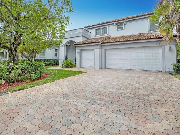 4123 W Lake Estates Dr, Davie FL 33328