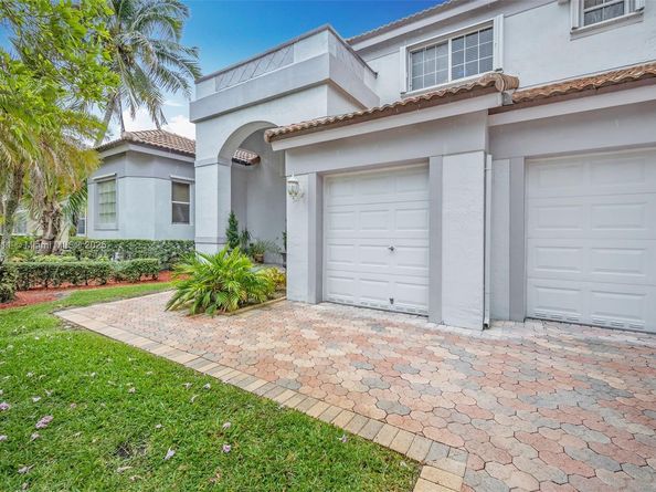 4123 W Lake Estates Dr, Davie FL 33328