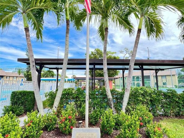 340 Pine Ridge Cir D1, Green Acres FL 33463