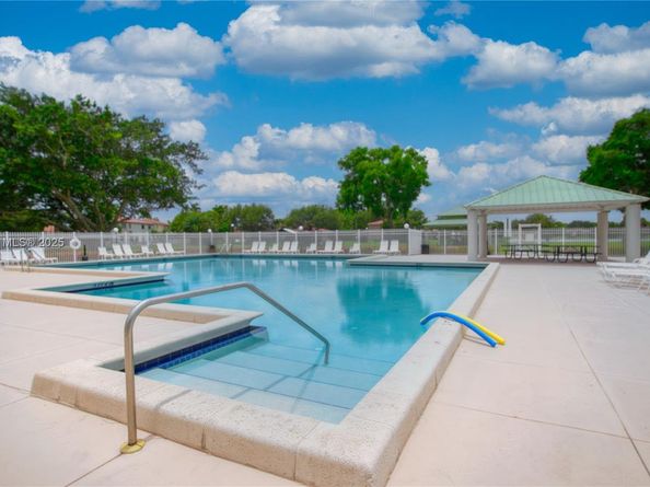 11101 SW 15th Mnr, Davie FL 33324