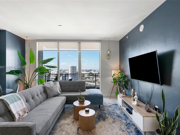 90 SW 3rd St 2706, Miami FL 33130