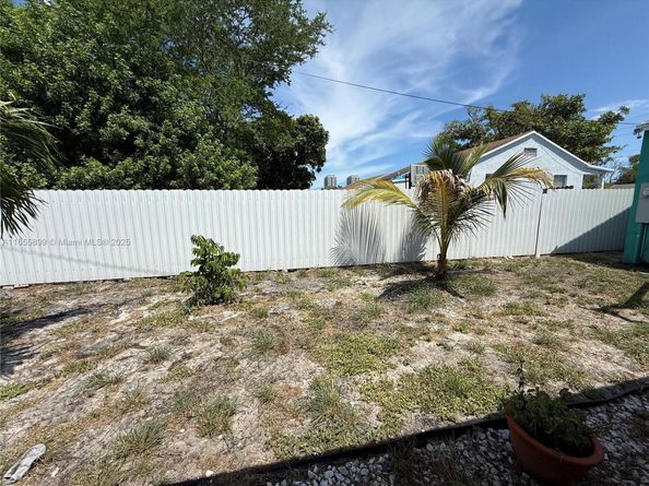 733 45th St, West Palm Beach FL 33407