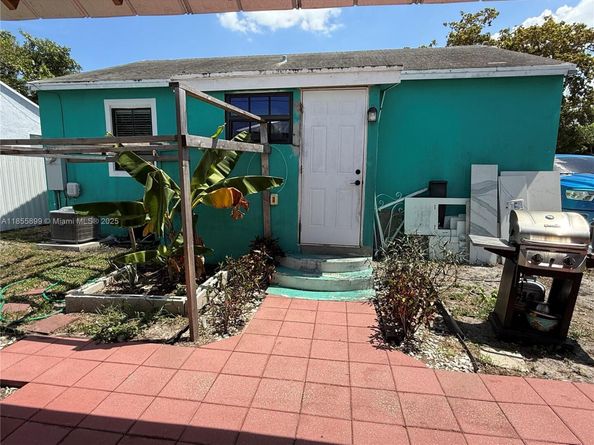 733 45th St, West Palm Beach FL 33407