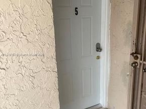 5960 NE 5th Ct 6, Miami FL 33137