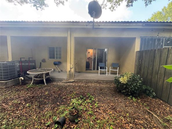 1221 NE 32nd Ter, Homestead FL 33033