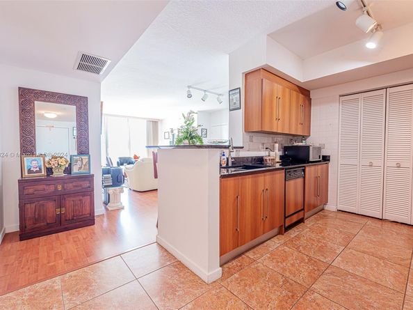 335 S Biscayne Blvd 3005, Miami FL 33131