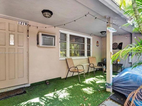 1215 NE 6th St, Fort Lauderdale FL 33304