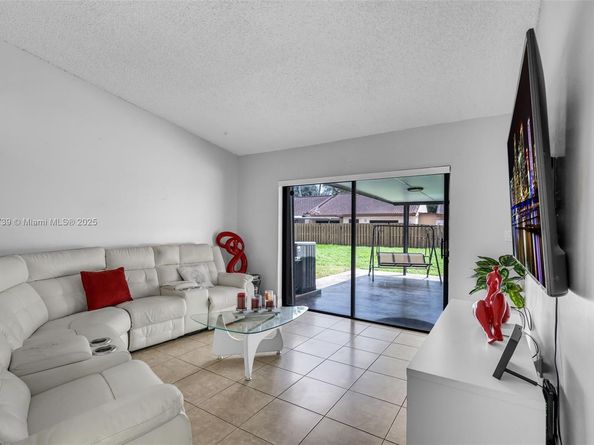 6646 NW 175th Ter, Hialeah FL 33015