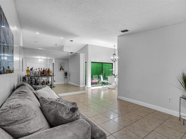 6646 NW 175th Ter, Hialeah FL 33015