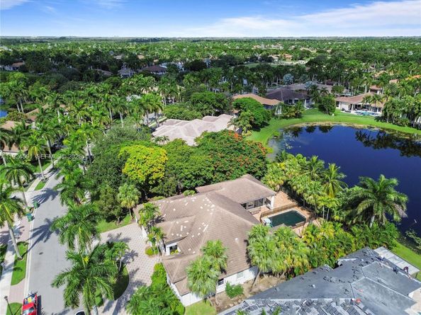 2514 Poinciana Dr, Weston FL 33327