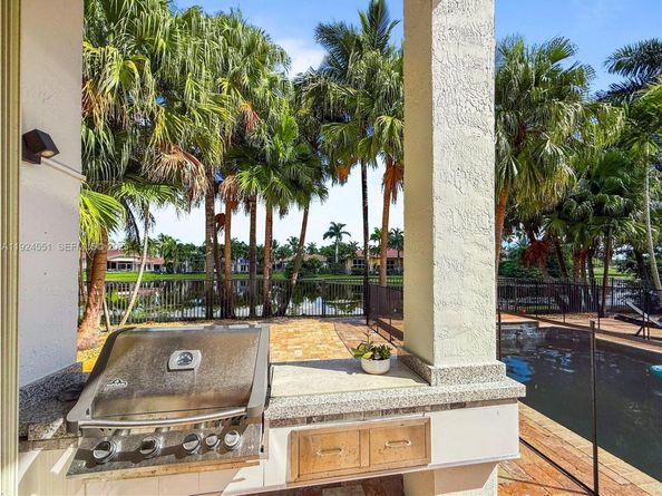 2514 Poinciana Dr, Weston FL 33327