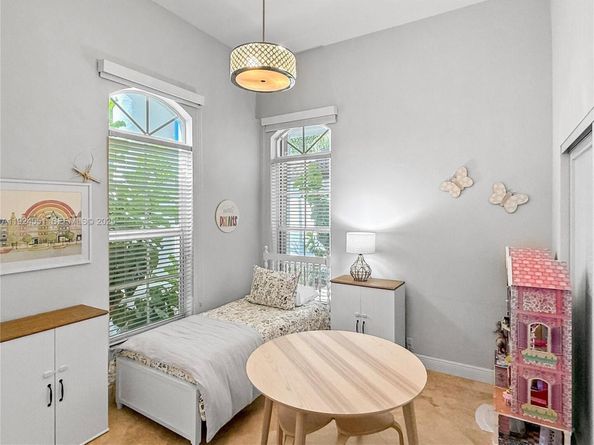 2514 Poinciana Dr, Weston FL 33327