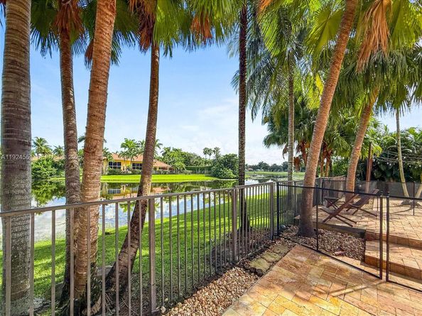 2514 Poinciana Dr, Weston FL 33327