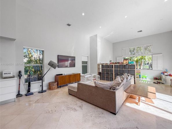 2514 Poinciana Dr, Weston FL 33327