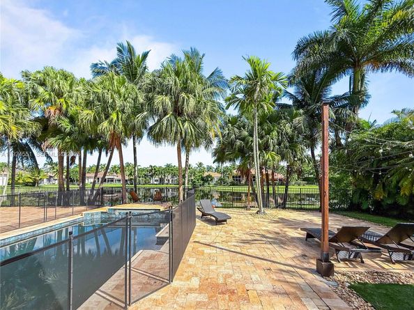 2514 Poinciana Dr, Weston FL 33327