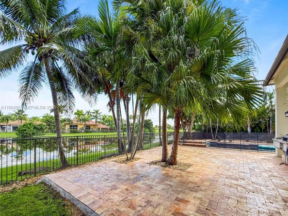 2514 Poinciana Dr, Weston FL 33327