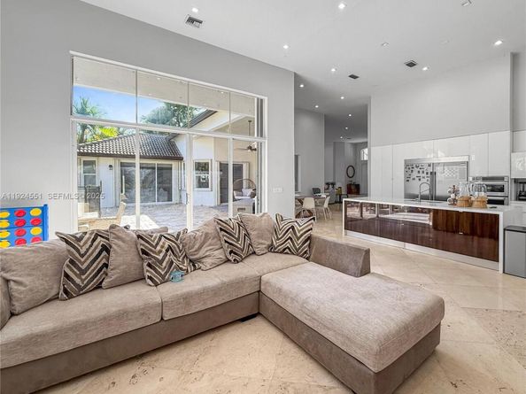 2514 Poinciana Dr, Weston FL 33327