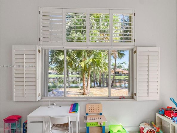 2514 Poinciana Dr, Weston FL 33327