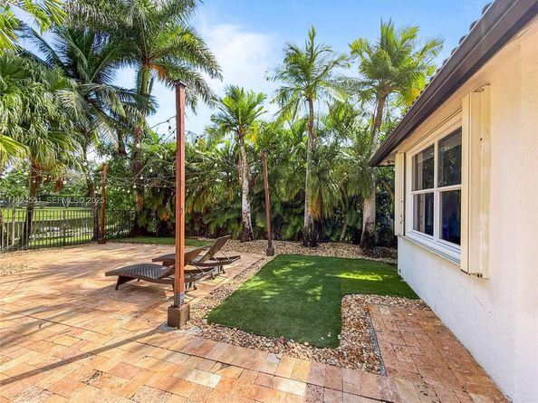 2514 Poinciana Dr, Weston FL 33327