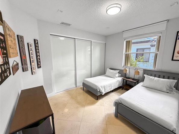 2514 Poinciana Dr, Weston FL 33327