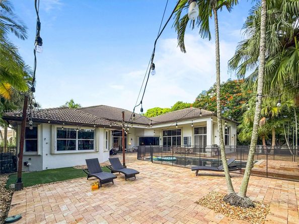 2514 Poinciana Dr, Weston FL 33327