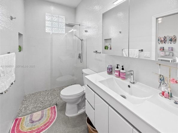 2514 Poinciana Dr, Weston FL 33327