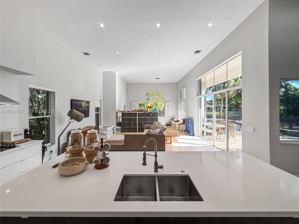 2514 Poinciana Dr, Weston FL 33327