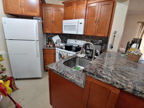 690 W Park Dr 2204, Miami FL 33172