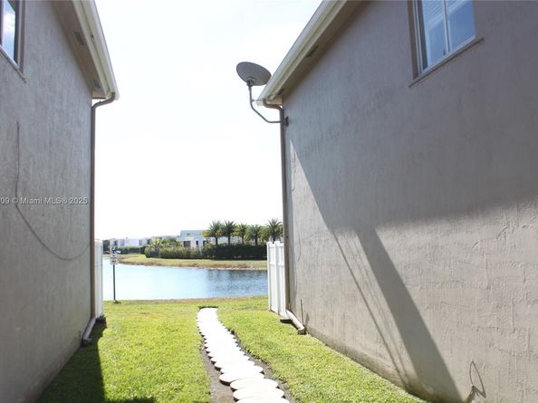 180 Riviera Cir 305, Weston FL 33326