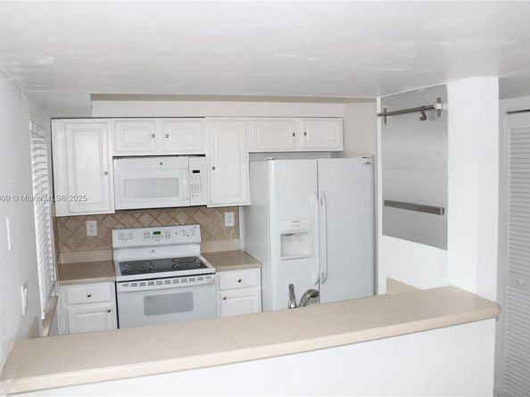 180 Riviera Cir 305, Weston FL 33326