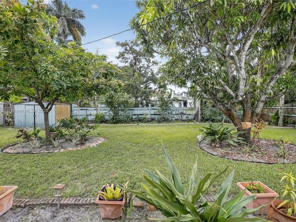 160 NW 34th St, Oakland Park FL 33309